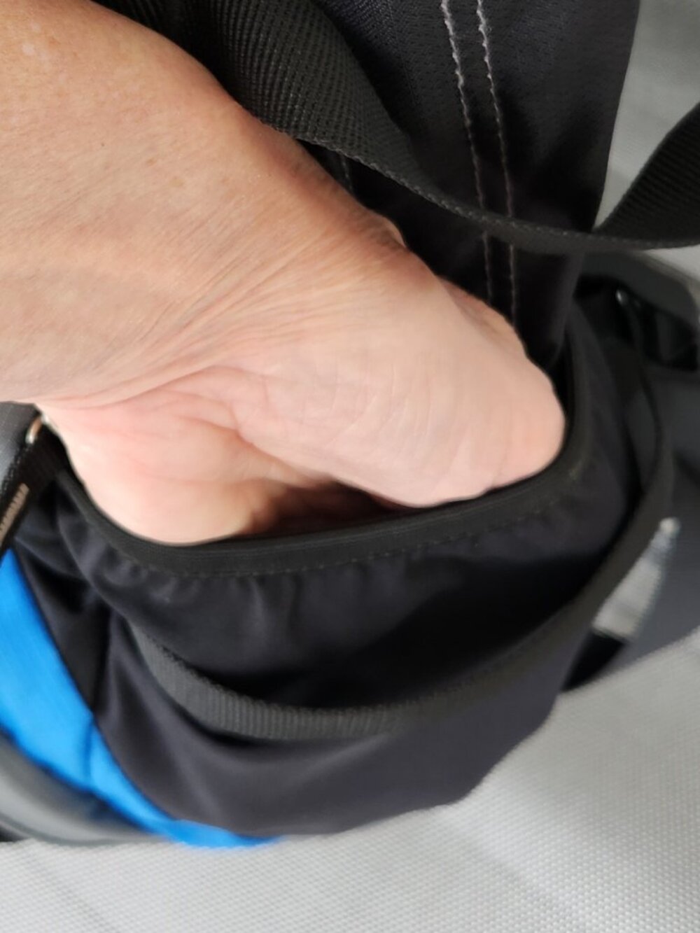 Deuter Sport Futura 22 Liter Backpack Day Pack Black Gray Blue, Like New Cond. - Picture 9 of 13